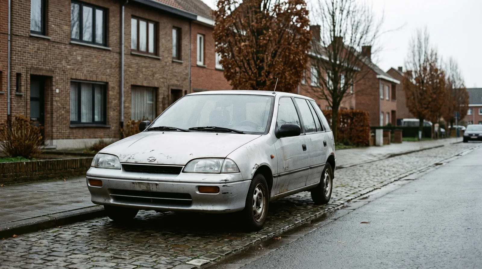 Voiture agee garee dans une rue belge
